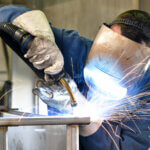 Schweißer arbeitet im Metallbau - Konstruktion und Bearbeitung von Stahlbauteilen